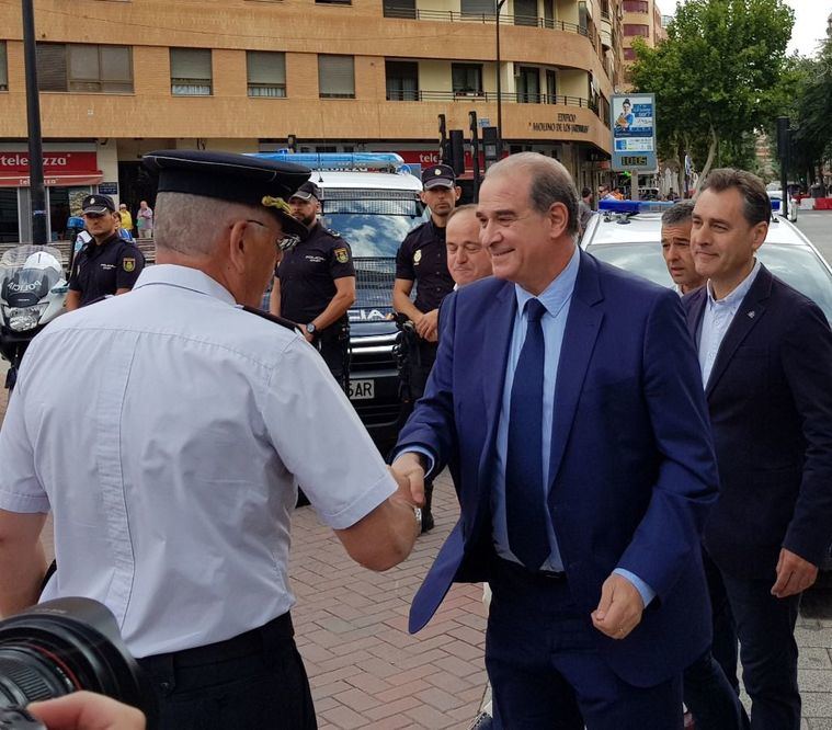 (Foto. Francisco Pardo, saludando a los mandos policiales en Albacete, en presencia del Delegado del Gobierno, Francisco Tierraseca)