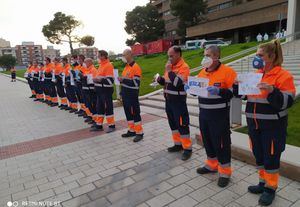 Emotivo homenaje de los trabajadores del servicio de limpieza a las puertas del Hospital de Albacete