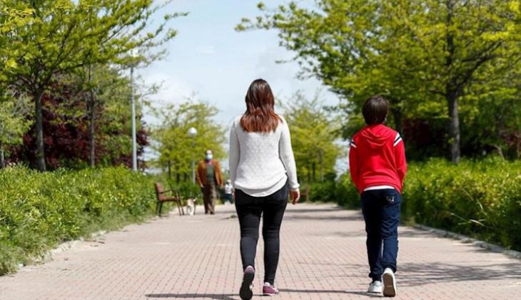 Los niños salen a la calle tras 42 días de confinamiento: 'Estaban muy ilusionados, han salido como locos'