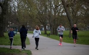 Coronavirus.- Sanidad prohíbe coger el coche o el transporte público para ir a hacer deporte