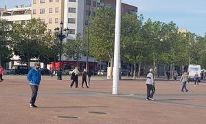 Las calles de Albacete se llenan de gente en las primeras horas de la mañana para hacer deporte o pasear