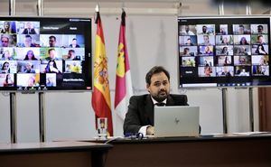 Núñez pone en valor la labor de los periodistas durante la crisis sanitaria, tras reunirse con 52 medios de comunicación de Castilla-La Mancha