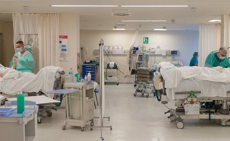 El número de hospitalizados en planta son 303, se confirman 29 casos mediante PCR, y se han registrado dos fallecimientos en las últimas 24 horas, 1 en Albacete y 1 en Toledo