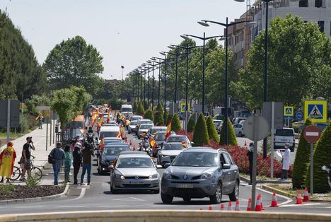 Centenares de coches arropados con banderas de España acuden a la llamada de Vox en 6 ciudades de Castilla-La Mancha