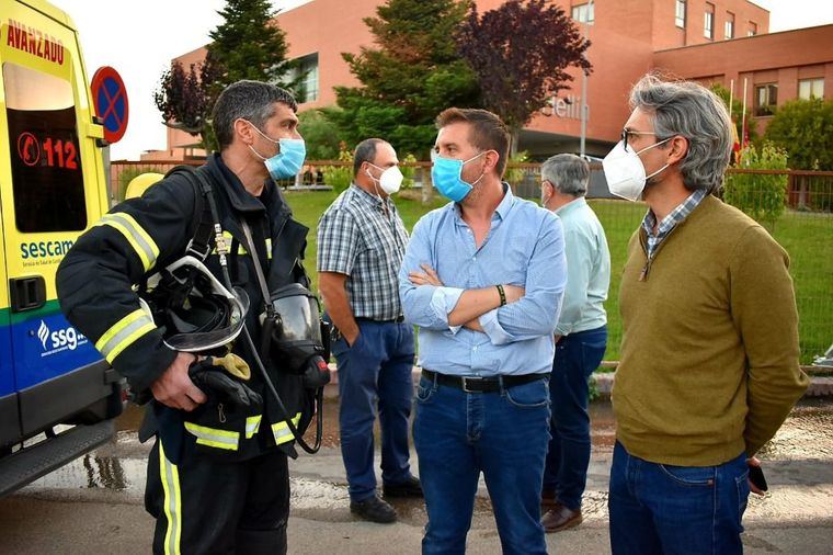 Unos 30 efectivos del SEPEI trabajan sofocando el incendio declarado en el Hospital de Hellín, controlado a las 20:40 horas