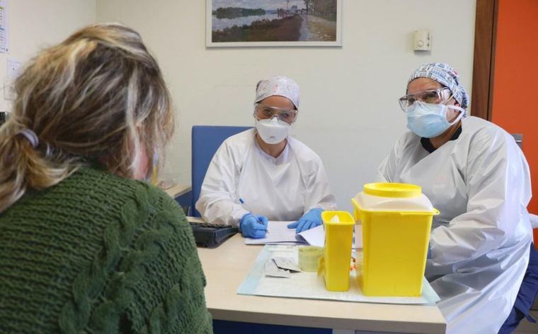 Los hospitalizados por COVID descienden en 12 personas. El número de pacientes críticos con respirador desciende a 36 y se confirman 54 nuevos casos