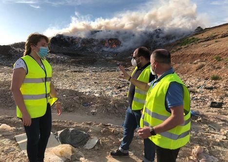 Un dispositivo de Bomberos de Albacete trabaja en la extinción de un incendio declarado en el vaso de vertido del Centro de Tratamiento de Residuos
