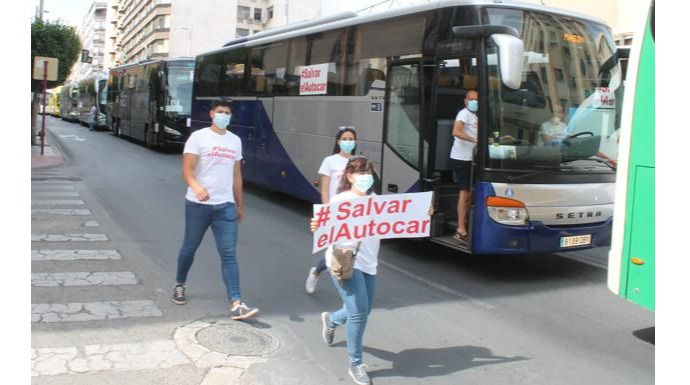 Se manifestan más de 50 autobuses por el centro de Albacete en protesta por la situación crítica del sector