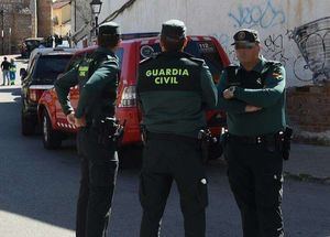 Detenido por disparar al aire con una escopeta desde su balcón tras discutir con un vecino en Villalgordo