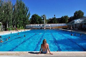 Las piscinas en Castilla-La Mancha respetarán el 75% de su capacidad asegurando distancia de seguridad fuera con señales en el suelo