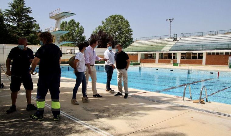 El alcalde subraya el “esfuerzo” realizado para abrir las piscinas de verano que verán reducido su aforo por la Covid-19 y pide a los usuarios corresponsabilidad