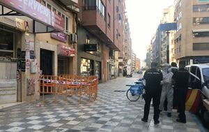 El Ayuntamiento de Albacete coloca un contenedor especial en el interior del portal del edificio confinado en calle Baños
