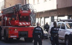 Sucesos.- 20 personas desalojadas tras el incendio en una vivienda de un edificio de El Viso de San Juan