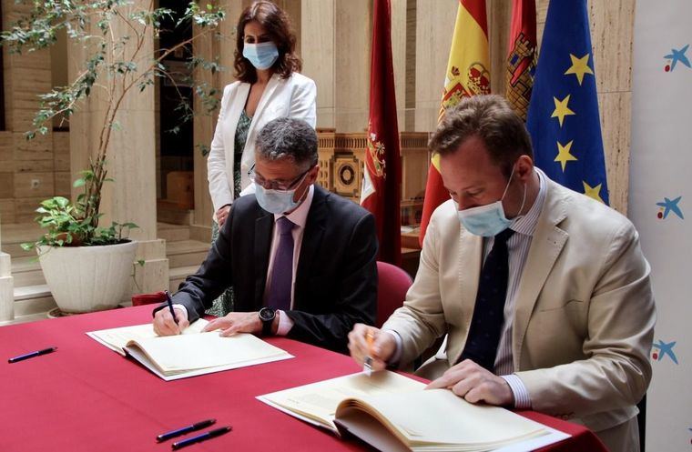 Foto: Convenio entre el Ayuntamiento de Albacete y MircroBank