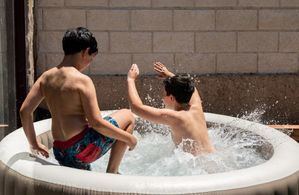 Los pediatras insisten en mantener una vigilancia permanente de los menores ante el auge de las piscinas hinchables
