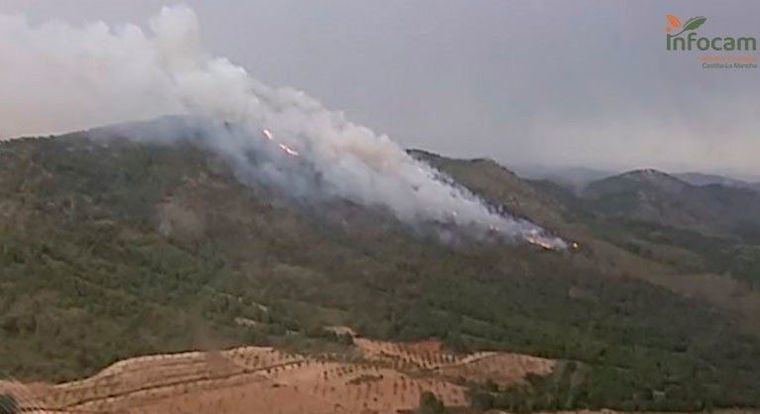 Incendios.- Los fuegos de Férez, Ayna y La Estrella continúan sin control