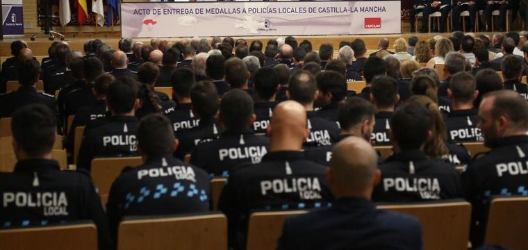 El Gobierno regional reconoce a 96 miembros de la Policía Local por su trayectoria, una actuación meritoria o la permanencia en el servicio