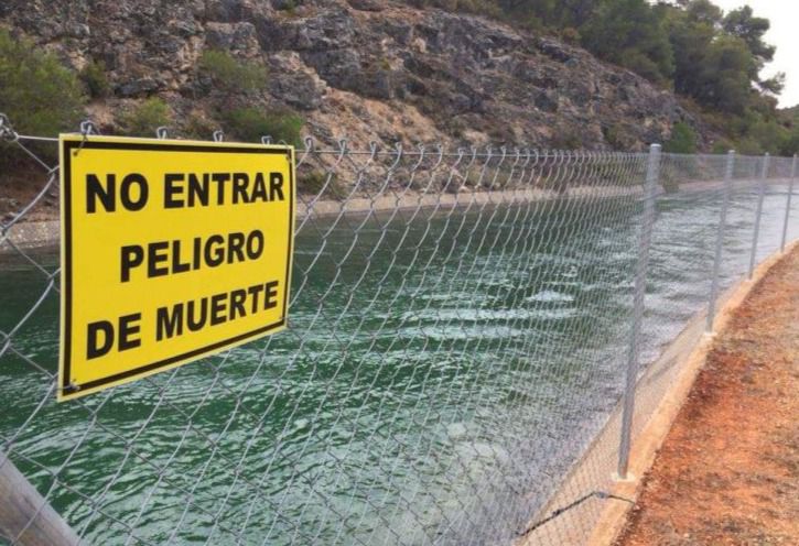 Sucesos.- Trasladan al hospital de Albacete a una mujer rescatada tras caer al canal del trasvase en Casas de Benítez