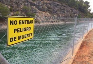 Sucesos.- Trasladan al hospital de Albacete a una mujer rescatada tras caer al canal del trasvase en Casas de Benítez