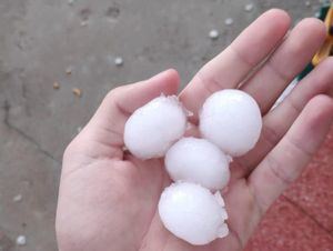 Una fuerte tormenta azotaba parte de la Sierra de Albacete, compuesta de una intensa lluvia, truenos y, en algunos puntos una fuerte granizada