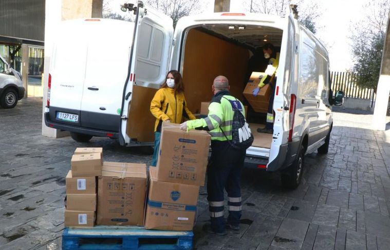 El Gobierno de Castilla-La Mancha ha enviado esta semana otro medio millón de artículos de protección a los centros sanitarios