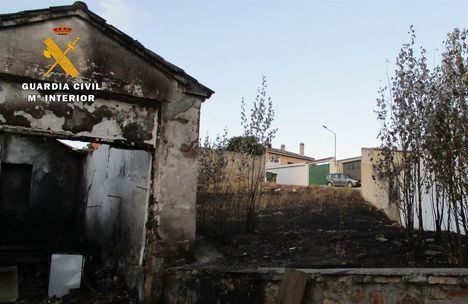Sucesos.- Investigados dos jóvenes por incendiar una casa deshabitada y varios contenedores en Villapalacios (Albacete)