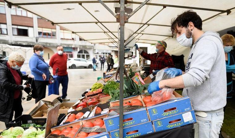 Coronavirus.- Castilla-La Mancha cierra prostíbulos, limita mercadillos, prohíbe comer en el transporte público y suspende campamentos