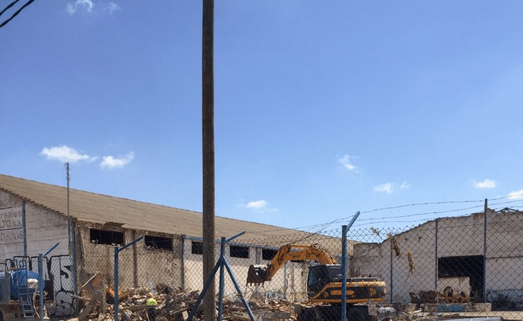 Ha comenzado en la carretera de las Peñas la demolición de las naves abandonadas que durante casi 20 años han utilizado los temporeros