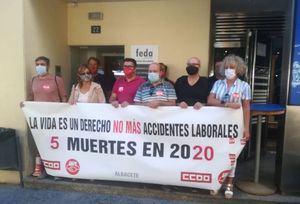 CCOO y UGT protestan ante FEDA en Almansa para reivindicar mejoras en seguridad tras el último accidente laboral mortal