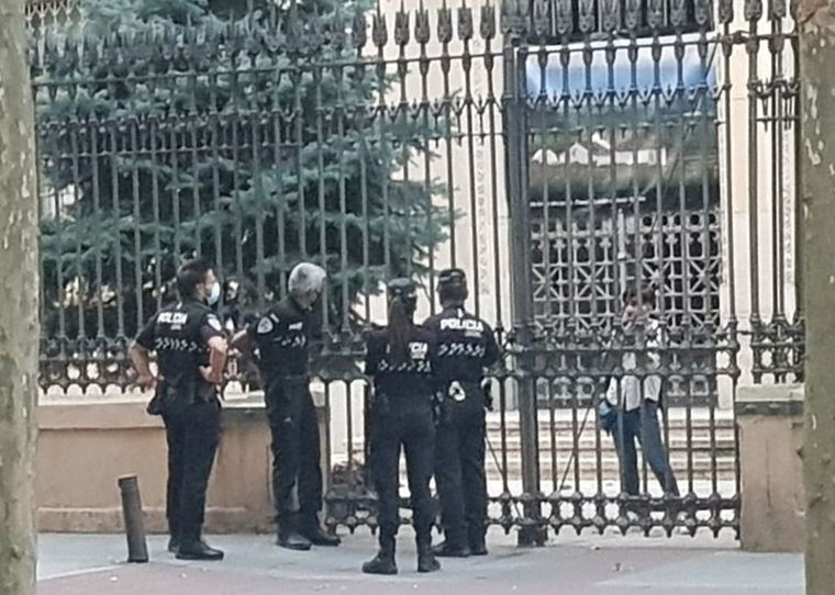 Foto: La Policía Local conversa, a través de la verja, con la mujer encerrada. (D.M.)