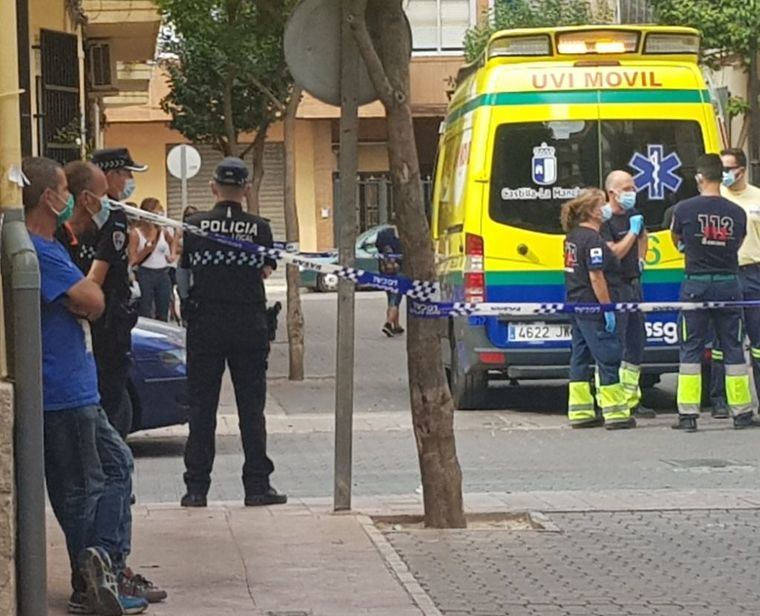 Foto: A La izquierda de la imagen, José R. N. (con camiseta azul), y su hermano, propietarios de la vivienda incendiada.