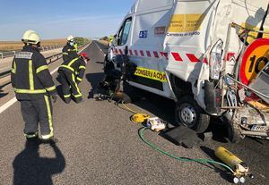 Sucesos.- Un fallecido y un herido tras la colisión de un camión y una furgoneta de mantenimiento en La Roda (Albacete)