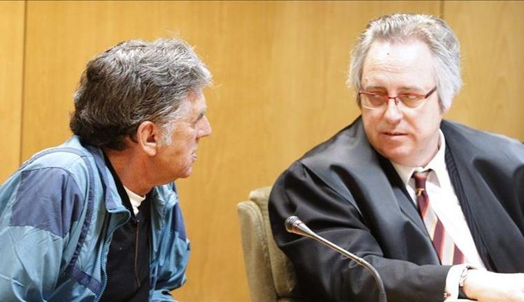 Foto: Enrique Olivares, a la izquierda, charla con su abogado en un receso del juicio celebrado.