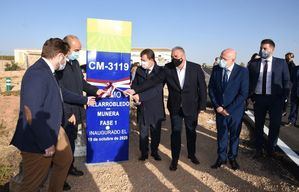 Emiliano García-Page, ha inaugurado junto con el consejero de Fomento, Nacho Hernando, las obras de remodelación del primer tramo de carretera entre Villarrobledo y Munera