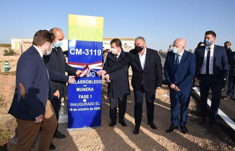 Emiliano García-Page, ha inaugurado junto con el consejero de Fomento, Nacho Hernando, las obras de remodelación del primer tramo de carretera entre Villarrobledo y Munera