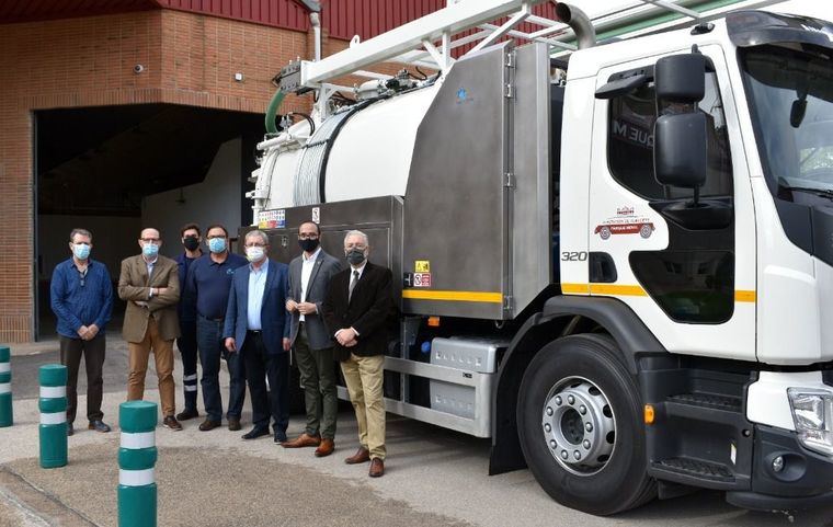 El Parque Móvil de la Diputación incorpora a su flota un nuevo vehículo para desatasque de alcantarillados que permitirá también la desinfección de vías