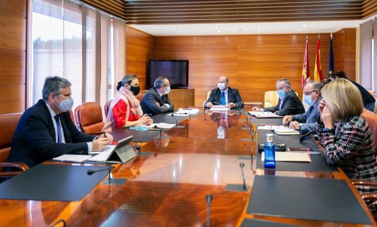 La Junta presenta las grandes líneas del presupuesto 2021 a PSOE y PP, cumpliendo su compromiso de apostar por el diálogo