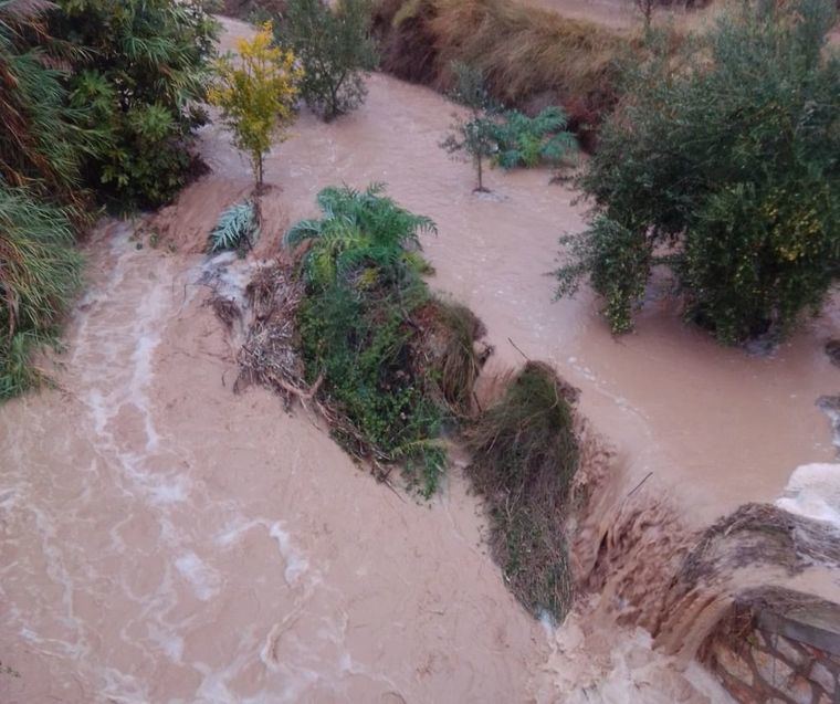 Impactantes imágenes de Tazona (Socovos). Se han recogido más de 100l/m² entre ayer y hoy en la zona, provocando daños materiales