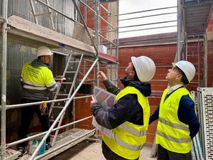 El alcalde Manuel Serrano anuncia durante el Pleno un plan integral de vivienda para la ciudad
