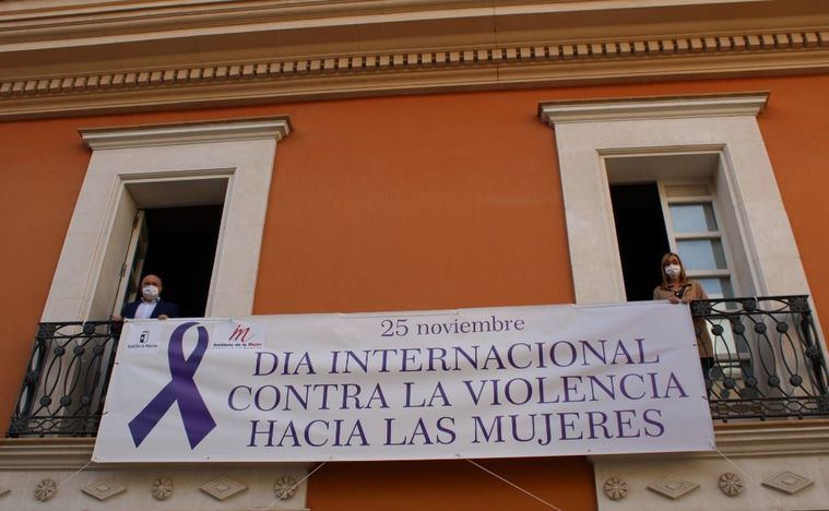 La Casa Perona instala en su fachada una pancarta institucional de sensibilización contra la violencia de género con motivo del 25 de Noviembre