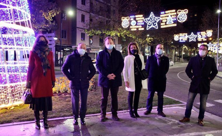 El alumbrado navideño embellece desde este viernes las calles de Albacete