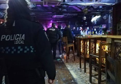 La Policía Local de Albacete interviene en un establecimiento hostelero de la calle Concepción, con fiesta de 7 personas encerradas en su interior