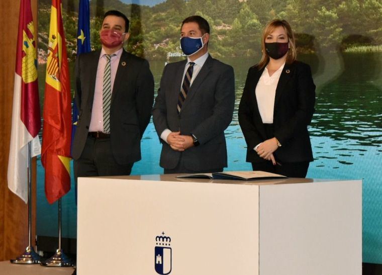 La vicepresidenta de la Diputación de Albacete y consejera delegada del ITAP, suscribe el Acuerdo en Defensa del Agua de CastillaLa Mancha