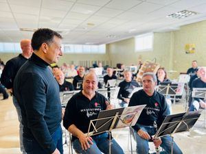 Manuel Serrano destaca la importancia que tiene el programa ‘Toca la Banda’ desde el punto de vista educativo y de la inclusión durante el concierto para usuarios y usuarias de Asprona