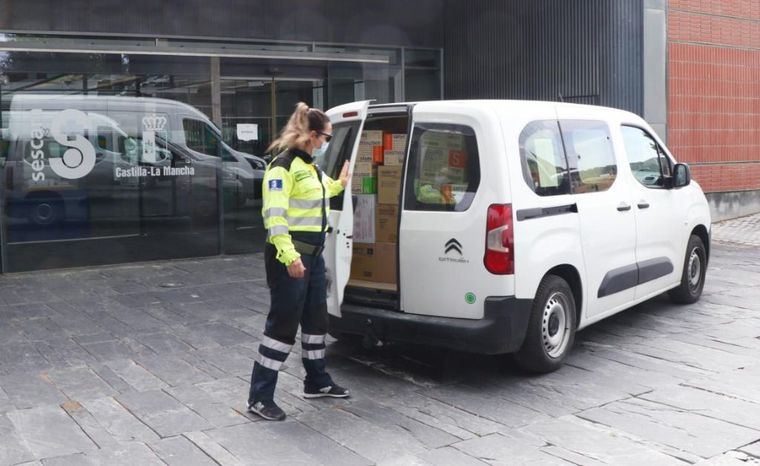 El Gobierno de Castilla-La Mancha ha distribuido esta semana cerca de medio millón de artículos de protección para profesionales sanitarios