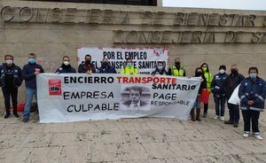 Delegados de Transporte Sanitario, que portaban pancartas contra Page, abandonan el encierro en Sanidad tras promter el Sescam hacer cumplir el convenio colectivo