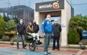 La Fundación Globalcaja Albacete colabora con AMIAB en la adquisición de una silla para la práctica de senderismo adaptado