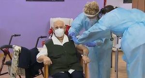 Coronavirus.- Araceli, de 96 años, la primera persona vacunada contra el Covid-19 en España