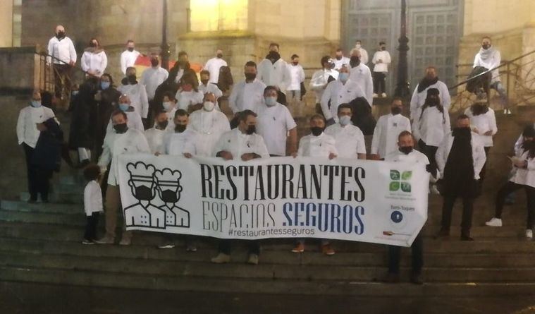 Cincuenta cocineros se han tomado las uvas en la Catedral de Albacete para visibilizar la complicada situación del sector en la despedida del año 2020