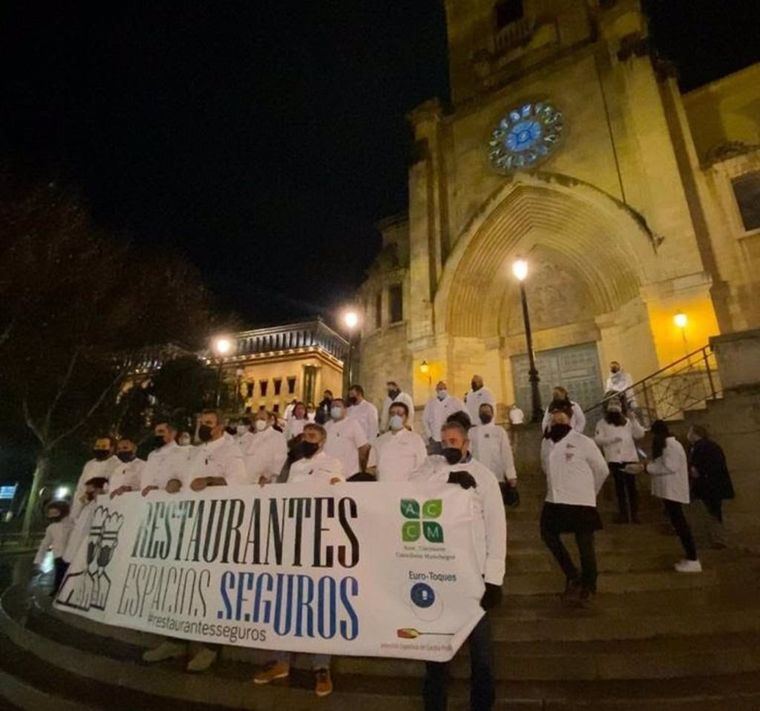 Medio centenar de cocineros se toman las uvas ante a la Catedral de Albacete para reivindicar la seguridad en el sector